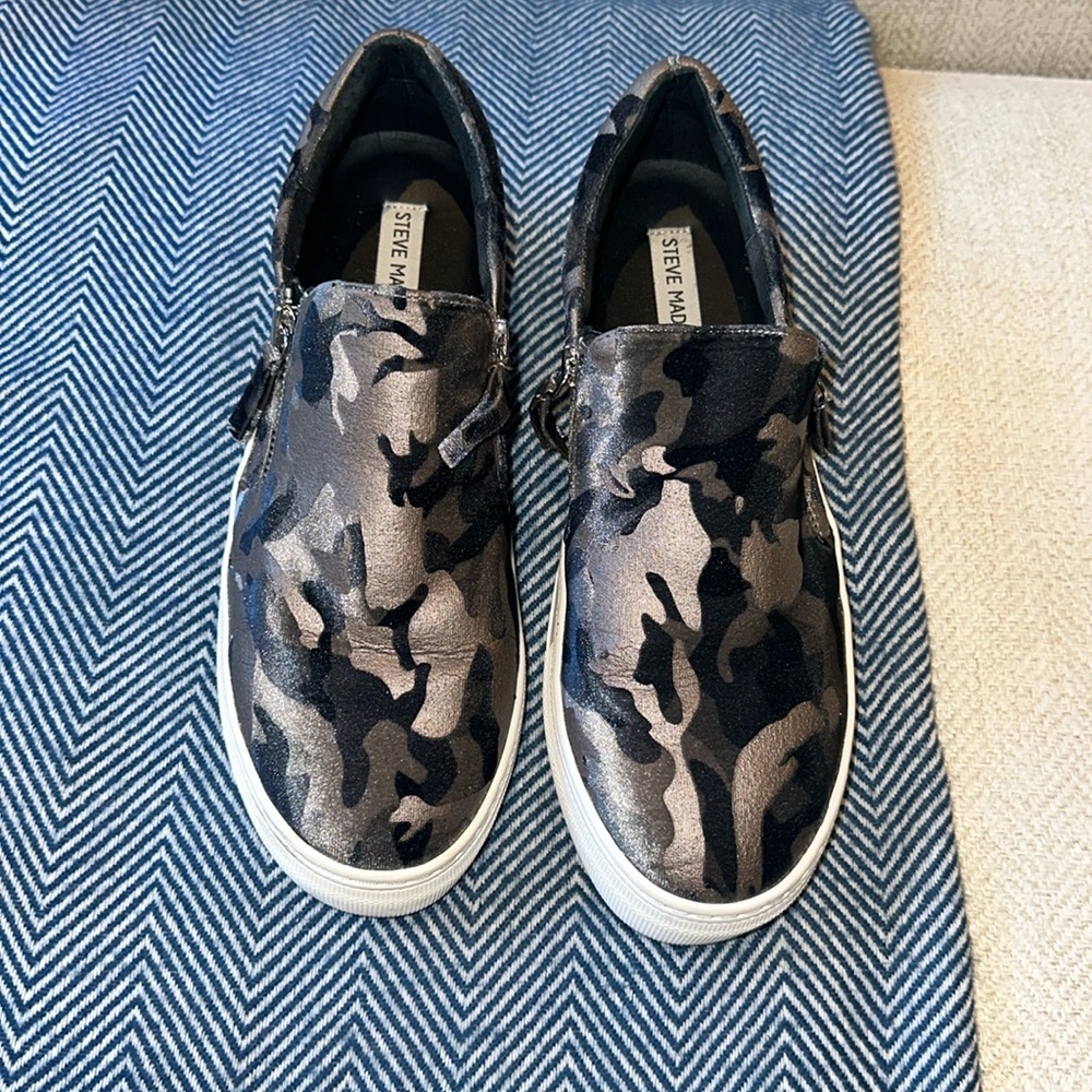 Steve Madden slip on sneakers